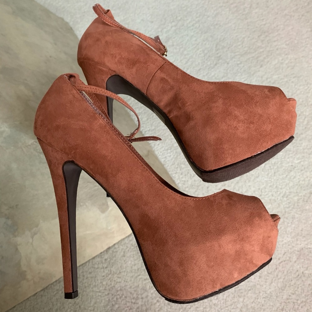 Breckelle’s High Heel Platform Peep Toe 👠 NEW